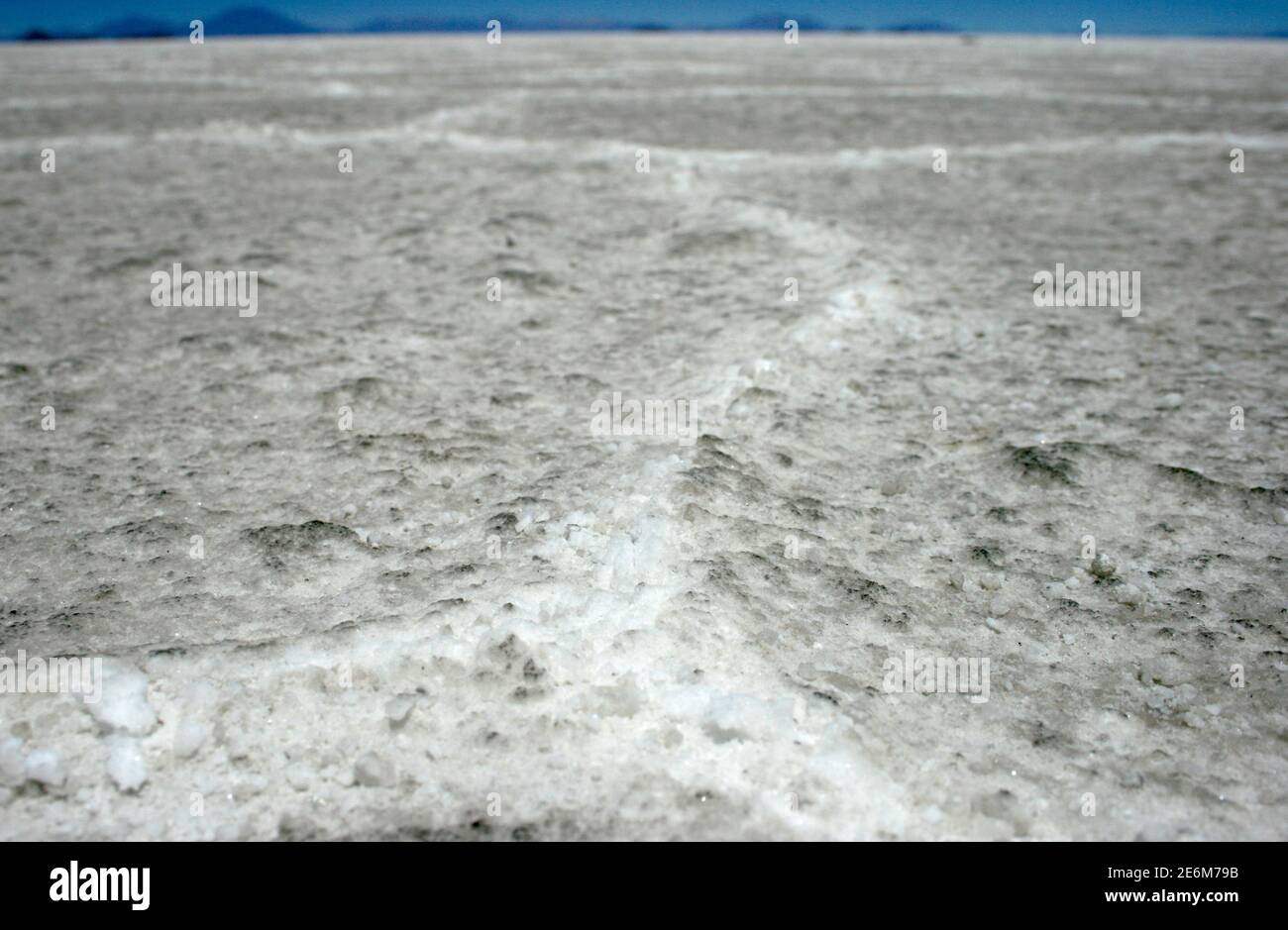 Uyuni, Bolivien. Oktober 2009. Die Salzkruste des Salar de Uyuni, aufgenommen am 17. Oktober 2009, in der Nähe von Uyuni, Bolivien. Der Salar de Uyuni ist die größte Salzpfanne der Welt und befindet sich in den bolivianischen Anden. Quelle: Hauke Schroder, weltweite Nutzung/dpa/Alamy Live News Stockfoto