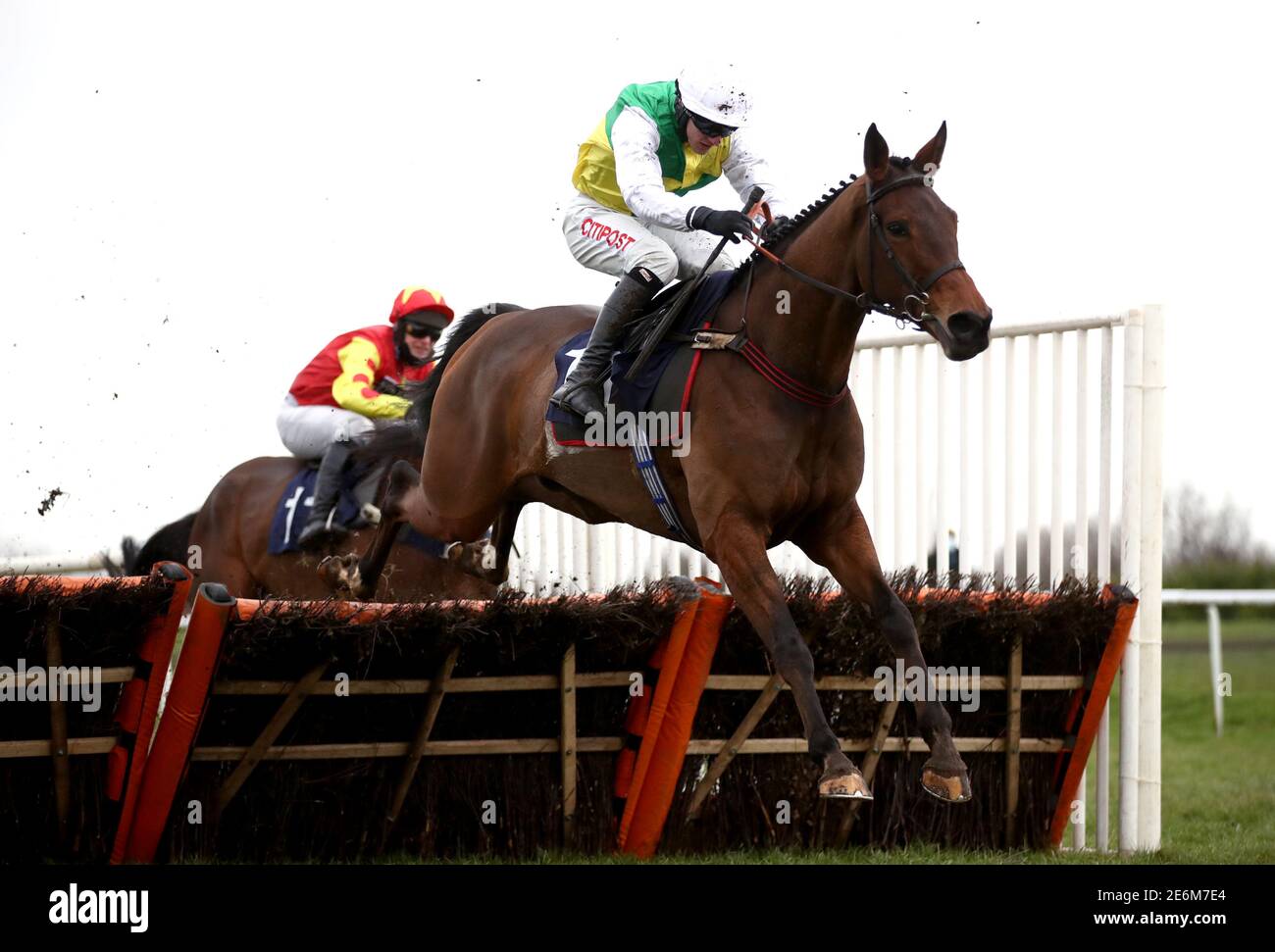 Sam Barton, geritten von Adam Wedge, räumt einen Zaun auf dem Weg zum Sieg der Sporting Life EBF 'National Hunt' Maiden Hürde auf der Doncaster Racecourse. Bilddatum: Freitag, 29. Januar 2021. Stockfoto