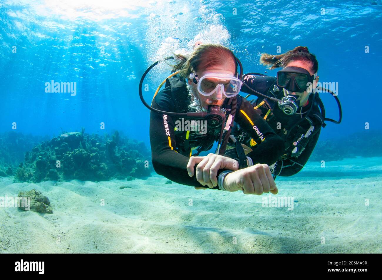 Tauchlehrer mit Schüler während eines Tauchkompass Navigationstrainings unter Wasser in der Karibik. West End, Roatan, Islas de la Ba Stockfoto