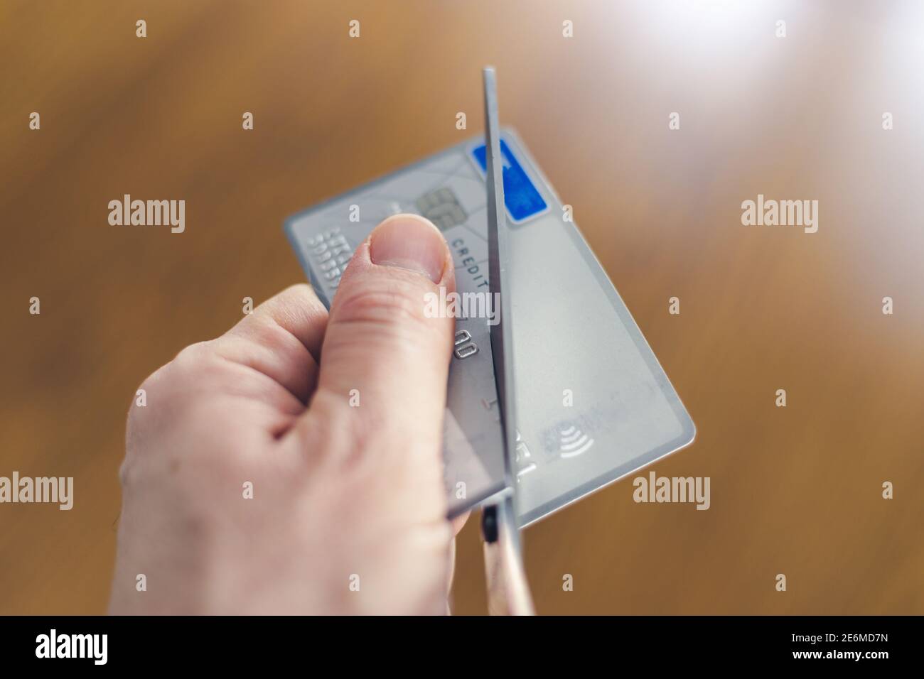 Irreversible Zerstörung einer deaktivierten Zahlungskarte durch Schneiden mit Schere Stockfoto