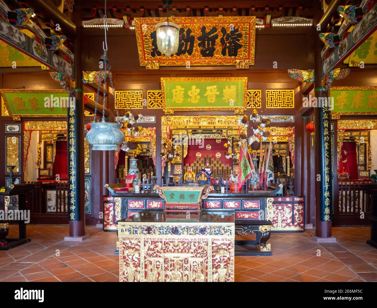 George Town, Penang, Malaysia: Historisches Gebäude eines taoistischen Tempels mit schöner Kunst und Architektur, gott und Drachen Statuen und pa Stockfoto