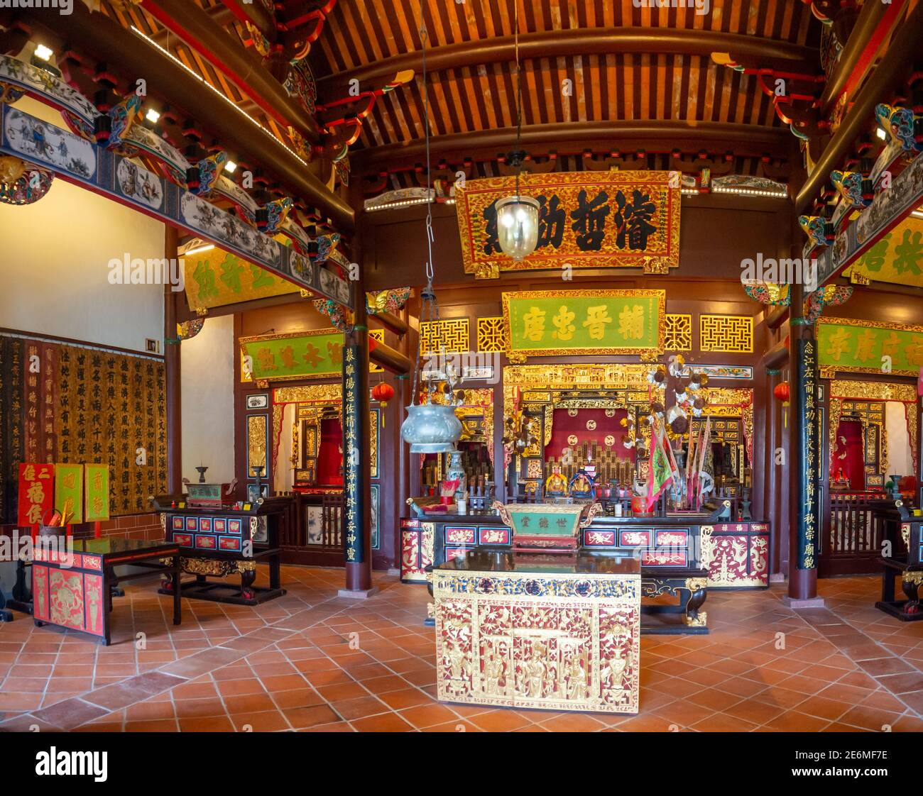 George Town, Penang, Malaysia: Historisches Gebäude eines taoistischen Tempels mit schöner Kunst und Architektur, gott und Drachen Statuen und pa Stockfoto