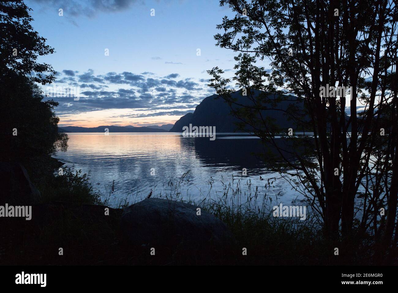 Ein Sommernachtstraum im Romsdalsfjorden, Norwegen Stockfoto