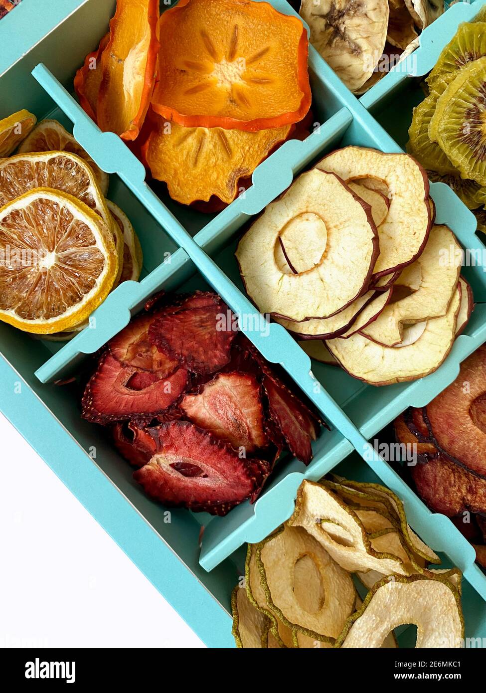 Box mit getrockneten Früchten Chips isoliert auf weiß, Draufsicht. Stockfoto