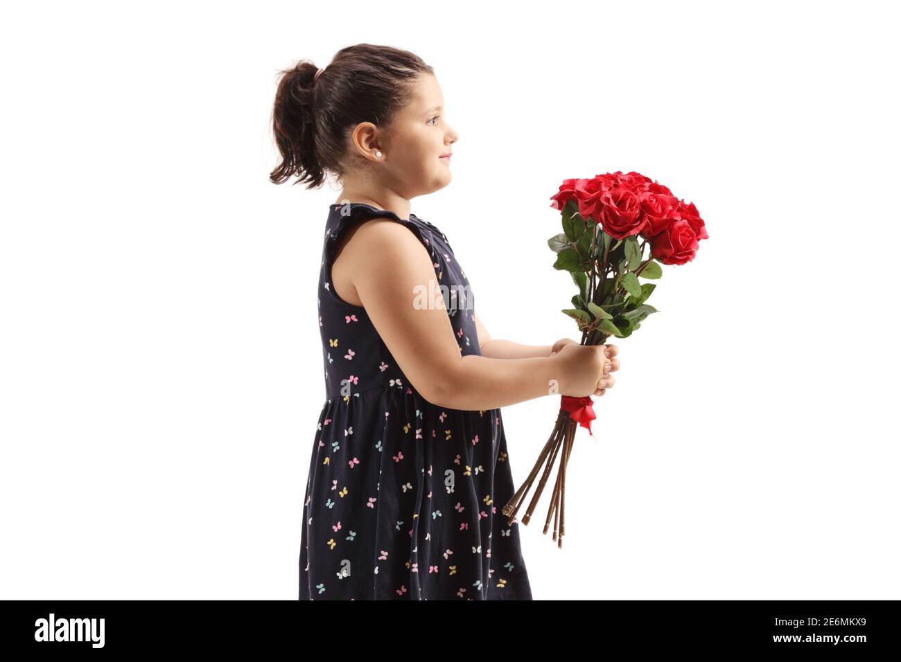 Kleines Mädchen mit einem Bündel von roten Rosen isoliert auf Weißer Hintergrund Stockfoto