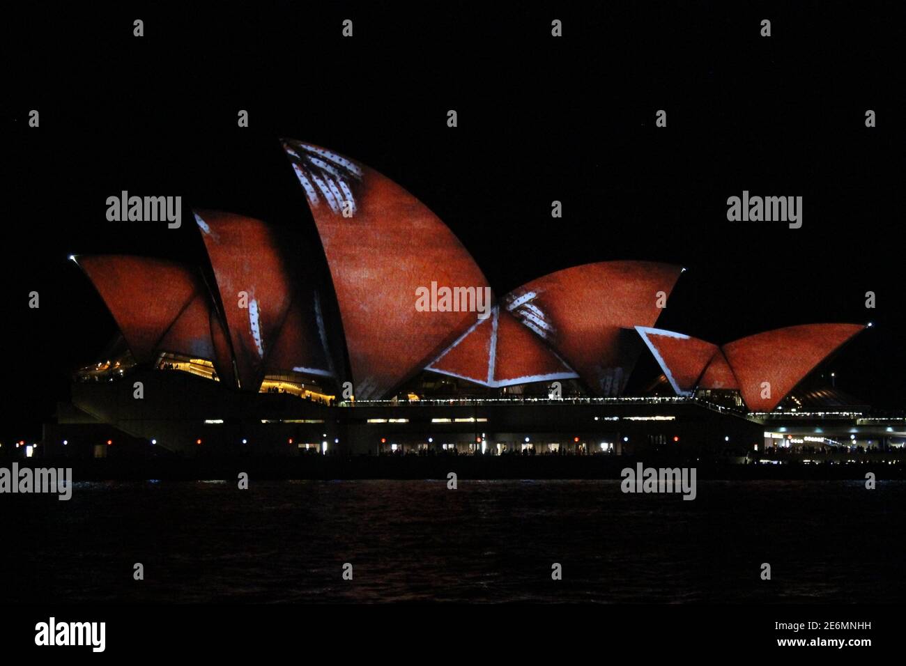 SYDNEY, AUSTRALIEN - 11. Jun 2016: Sydney Opera House bei Nacht mit Aborigines-Kunstprojektion darauf beim Vivid Festival 2016. Stockfoto