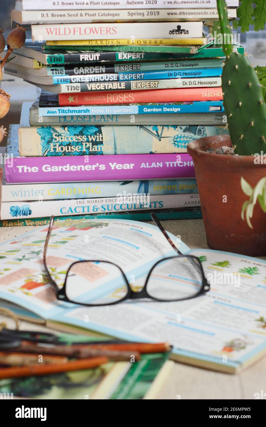 Gartenbücher und Lesebrillen in einem englischen Zuhause. VEREINIGTES KÖNIGREICH Stockfoto