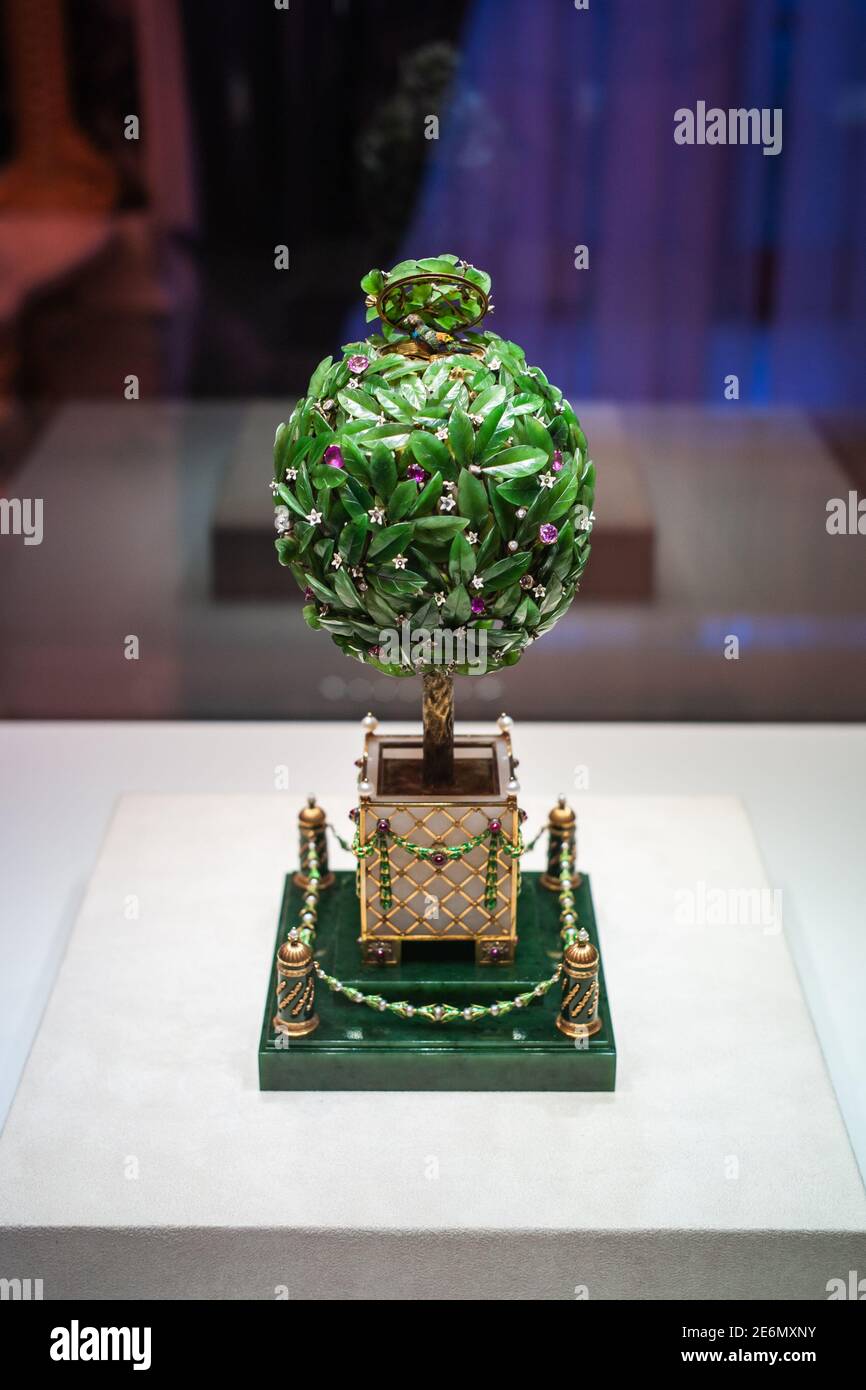 Sankt Petersburg, Russland - ca. Dezember 2017: Grünes Lorbeer-Osterei Faberge im Faberge-Museum im Shuvalov-Palast. Stockfoto