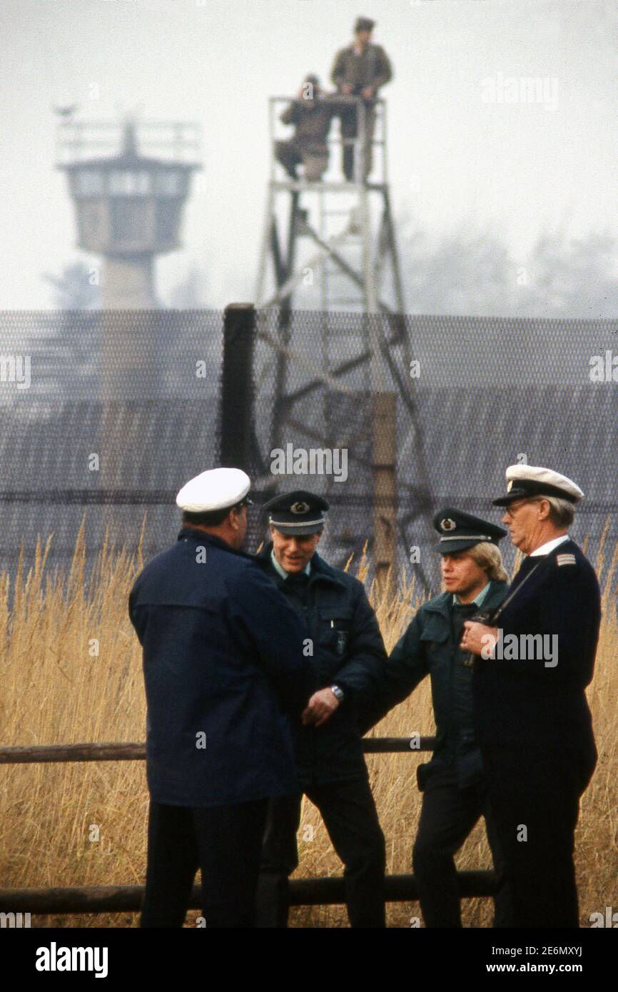 British Frontier Service führt mit britischen Streitkräften am Eisernen Vorhang. Die Grenze zwischen Ost- und Westdeutschland im Jahr 1983 Stockfoto
