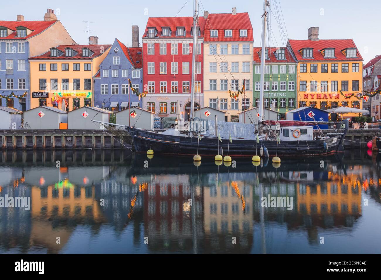 Kopenhagen, Dänemark - November 20 2017: Bunte frühmorgens Reflexion an der Uferpromenade des Nyhavn Canal (New Harbour), Unterhaltung und Touristen Stockfoto