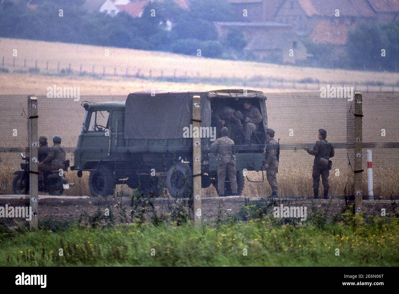 DDR Grenzposten an der Grenze zwischen Eisernen Vorhang Ost- und Westdeutschland bei Braunschweig 1983 Stockfoto