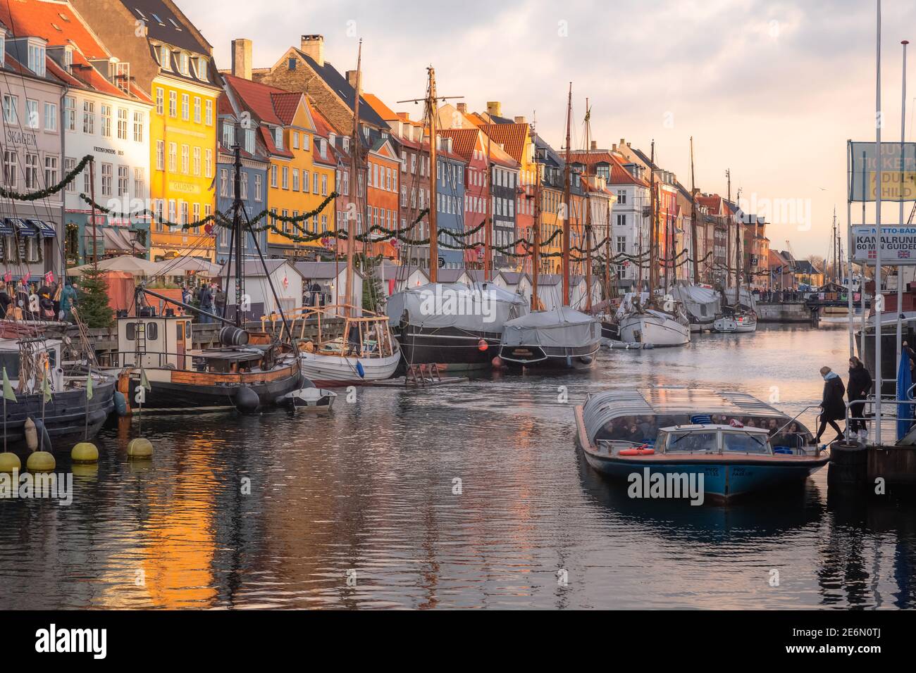 Kopenhagen, Dänemark - November 18 2017: Touristen gehen an Bord einer Bootstour an der farbenfrohen Uferpromenade des Nyhavn Canal (New Harbour), eine Unterhaltung und tou Stockfoto