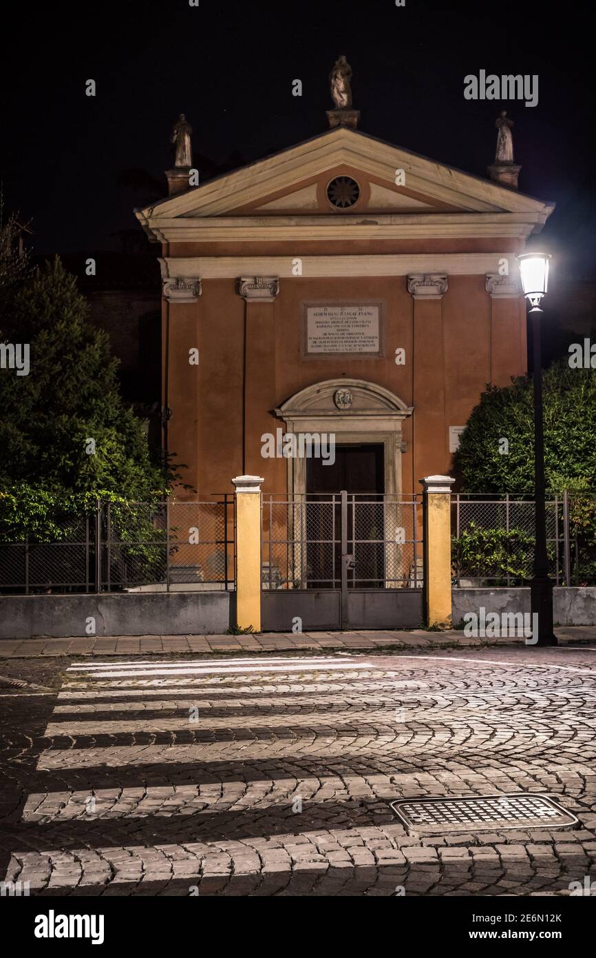 Chiesa San Luca Evangelista Katholische Kirche in Padova in der Nacht, Schild mit der Lektüre: Dieses Gebäude von Lukas der Evangelist zuvor geschlossen wurde, um die geöffnet Stockfoto