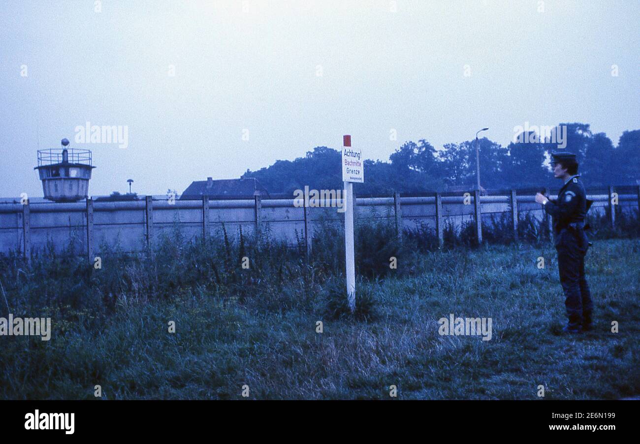 Die westdeutsche Grenzpolizei patrouilliert am Eisernen Vorhang. Die Grenze zwischen Ost- und Westdeutschland im Jahr 1983 Stockfoto