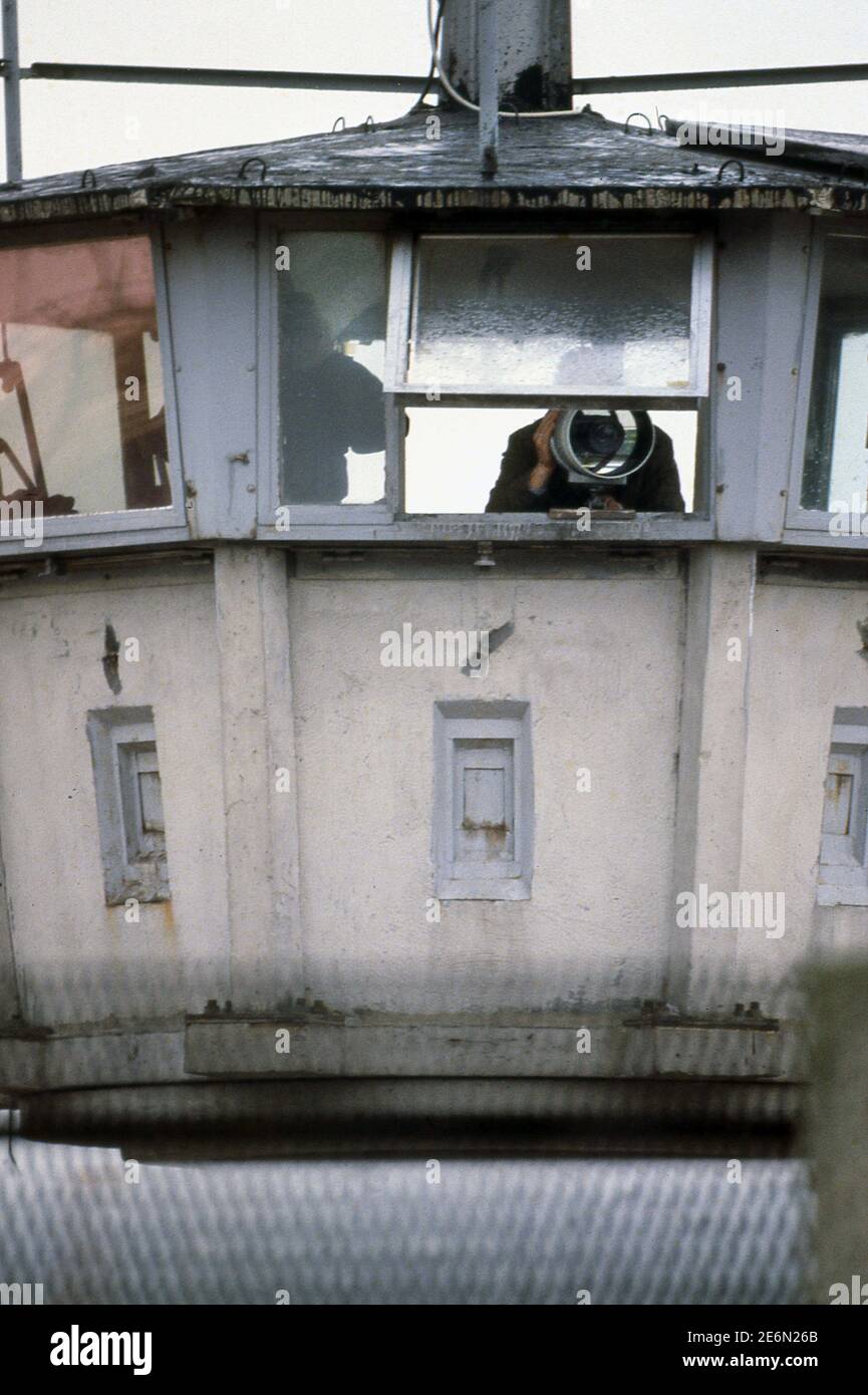 DDR Grenzposten an der Grenze zwischen Eisernen Vorhang Ost- und Westdeutschland bei Braunschweig 1983 Stockfoto