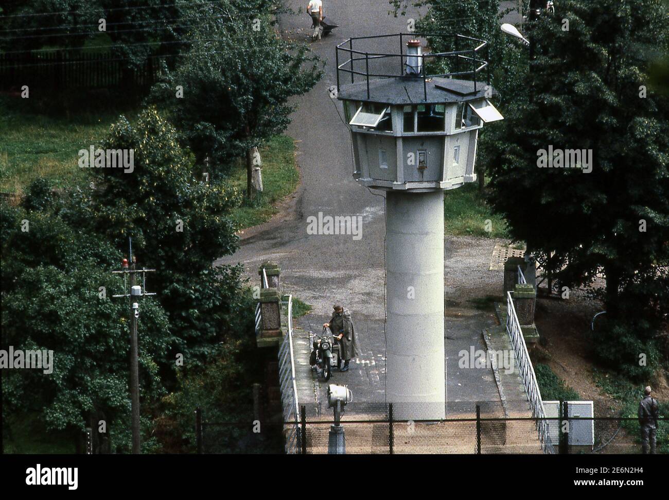 Watch Tower auf der Ostseite des Eisernen Vorhangs Grenze zwischen Est und Westdeutschland. 1983 Stockfoto