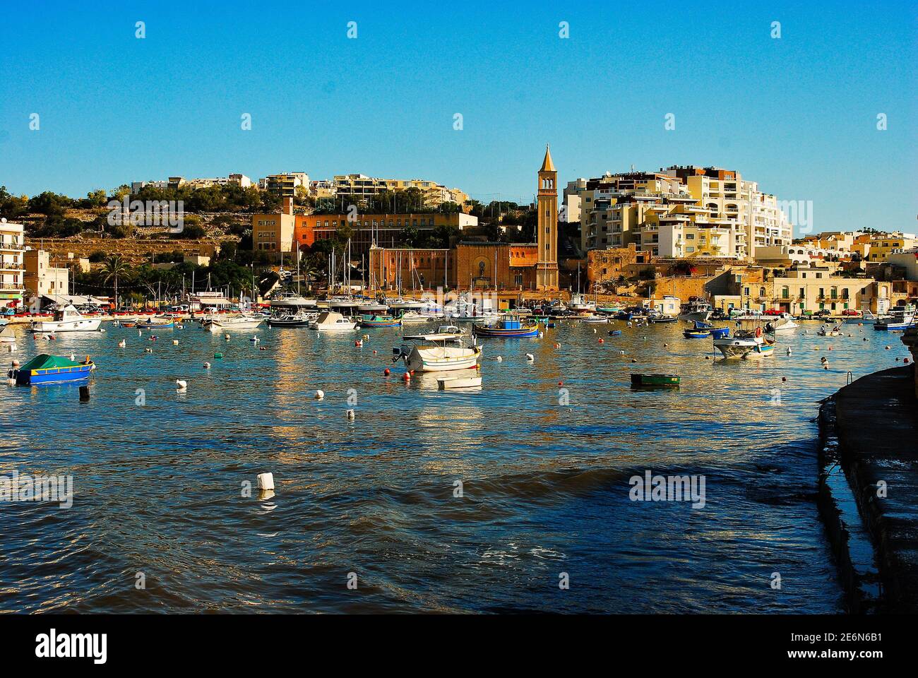 Marsaskala ist ein kleines Fischdorf mit dem Hafen an der Ostseite der Insel Malta Stockfoto