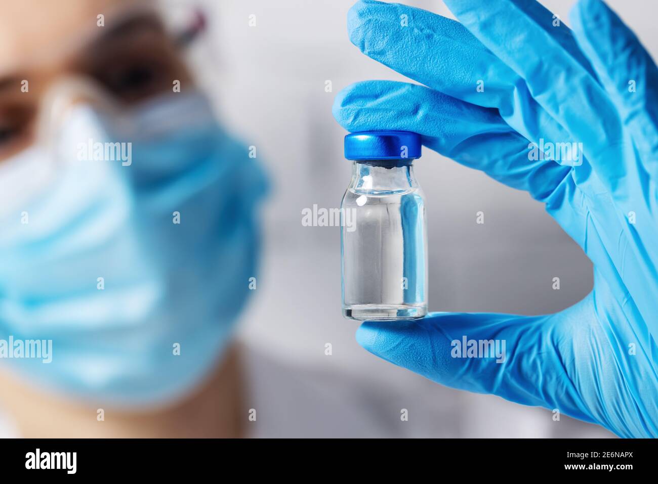 Wissenschaftler Arzt mit blanken Impfstoff Fläschchen in der Hand. Neues Produkt Erfindung Konzept Stockfoto