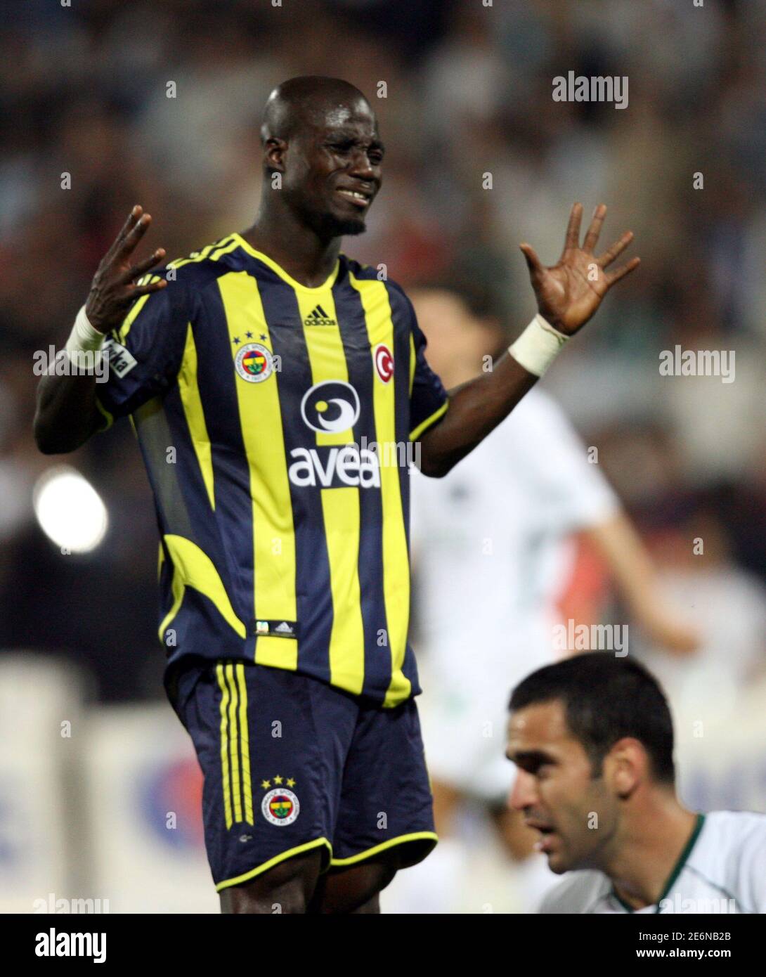 Fenerbahce Stephen Appiah aus Ghana reagiert nach ihrer 1: 1 mit  Denizlispor während ihrer türkischen Super League-Fußballspiel in Denizli,  Westtürkei 14. Mai 2006. Galatasaray wurde türkische Liga Meister am  Sonntag nachdem sie