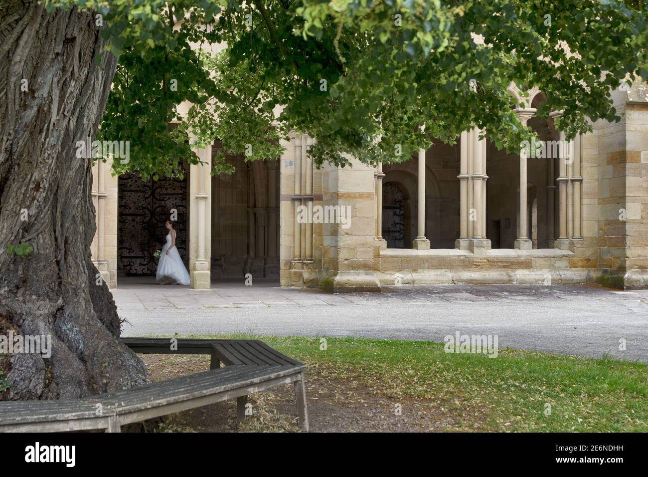 Kloster Maulbronn von außen mit einer Braut in weißem Kleid, Deutschland: Ist eine ehemalige Zisterzienserabtei in Maulbronn, Baden-Württemberg. Stockfoto