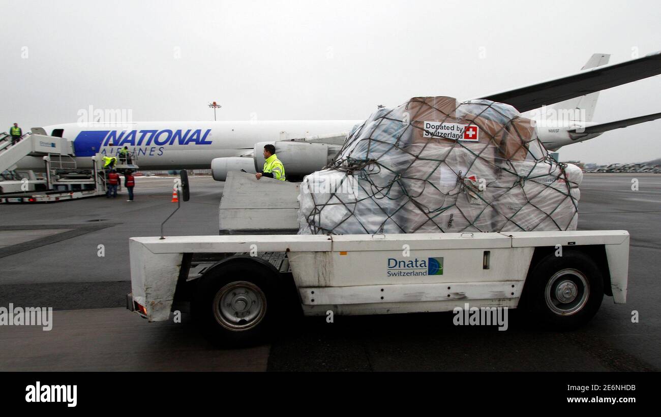 Das Personal der humanitären Hilfe des Bundes lädt Hilfsgüter für Haiti zu  einem DC 8 Flugzeuge am Flughafen Zürich in Kloten 15. Januar 2010  gebunden. Planeloads der Medizin werden in Haiti zu