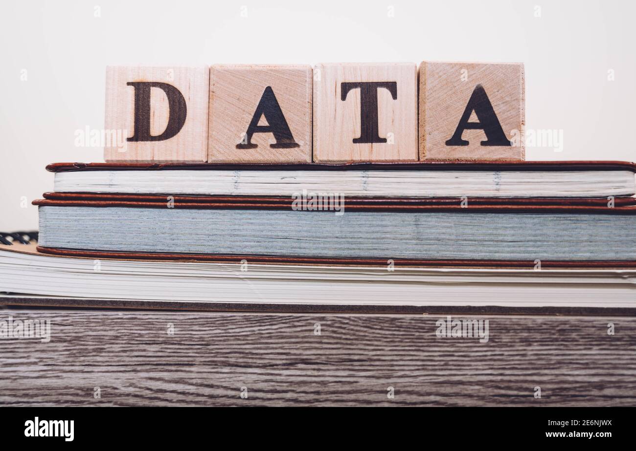 WORTDATEN auf Holzwürfeln auf hellem Hintergrund mit Kopie Platz Stockfoto