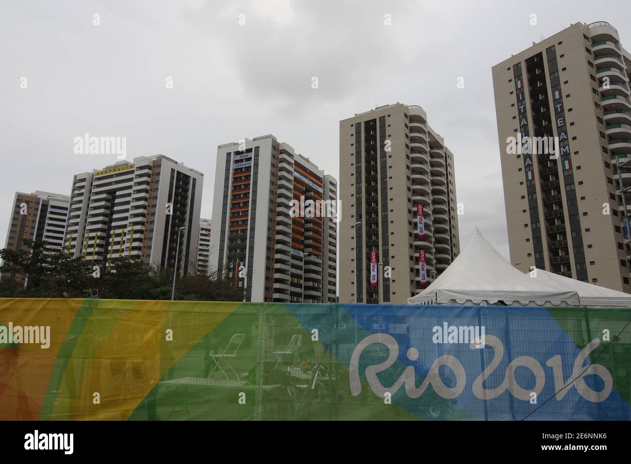Gebäude des Olympischen Dorfes Blick auf die Olympischen Sommerspiele 2016 in Rio. Wohnungen für Sportler der Nationalmannschaften Stockfoto
