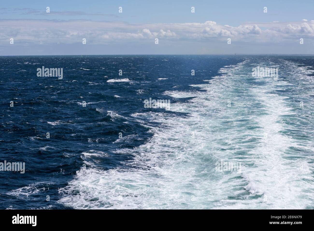 Massive Heckwelle einer großen Fähre auf dem Norden Meer Stockfoto