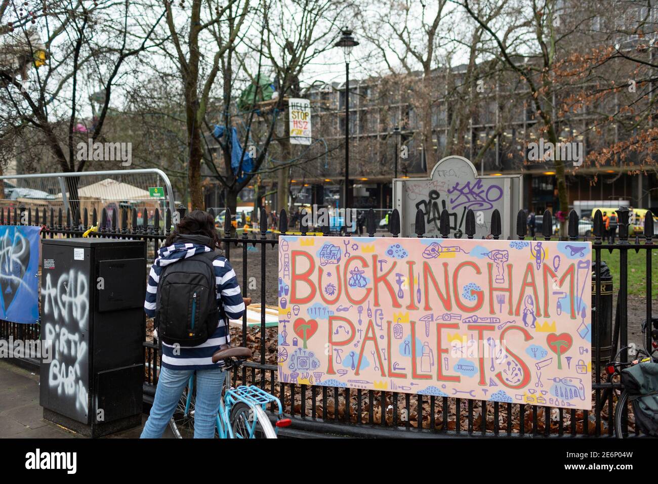 Räumung von Stop HS2 Demonstranten vom Campingplatz in Euston Square Gardens, London, 27. Januar 2021. Banner auf einem Zaun um die Gärten. Stockfoto
