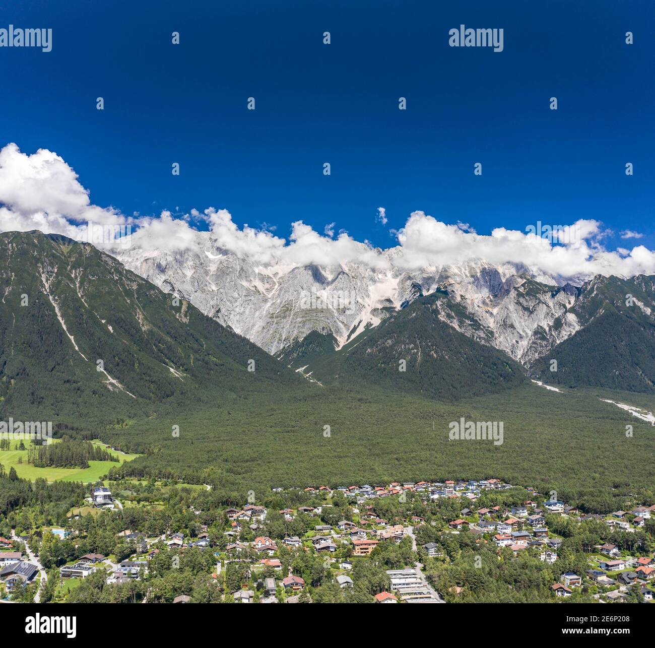 Luftdrohnenaufnahme der mieminger Bergkette im Obermieminger Tal Dorf in Tirol Österreich Stockfoto