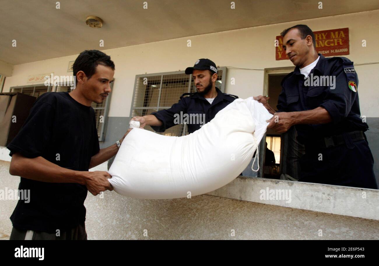 Ein palästinensischer Gefangener erhält am 20. Mai 2010 in einem von der Hamas geführten Gefängnis in Rafah im südlichen Gazastreifen einen Sack Mehl. Das Sozialministerium der Hamas erklärte, es habe begonnen, Nahrungsmittel an die Gefangenen zu verteilen, um sie an ihre Familien zu verteilen, um sie zu reformieren. REUTERS/Ibraheem Abu Mustafa (GAZA - Tags: GESELLSCHAFT DES STRAFRECHTS) Stockfoto