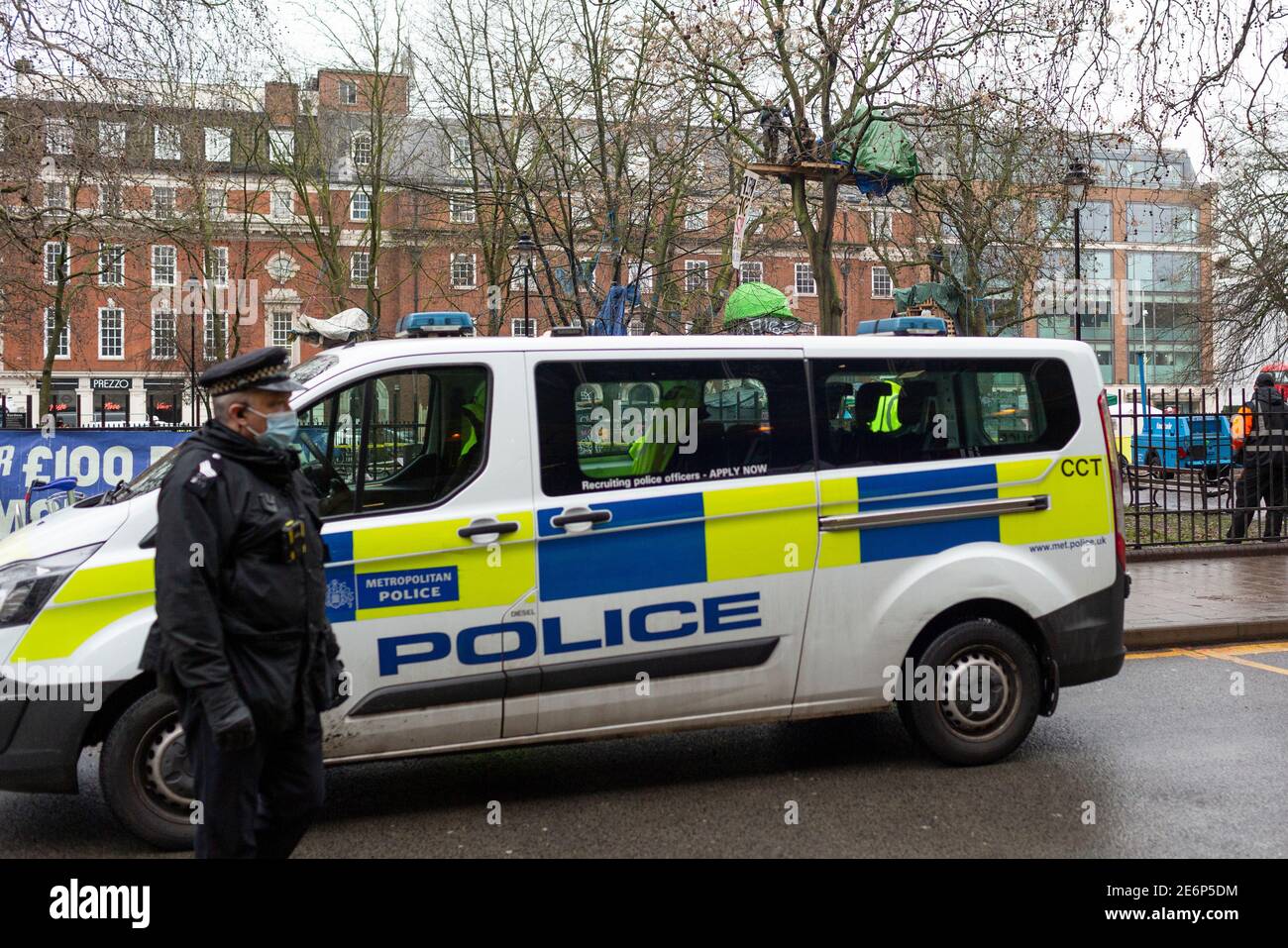 Räumung von Stop HS2 Demonstranten vom Campingplatz in Euston Square Gardens, London, 27. Januar 2021. Ein Polizeiwagen parkte vor dem Lager. Stockfoto
