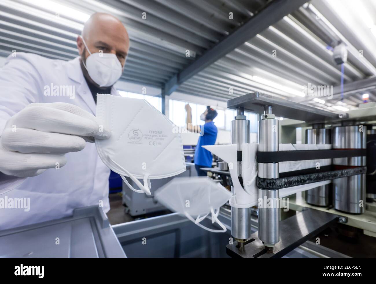 Wuppertal, Nordrhein-Westfalen, Deutschland - FFP2 Maskenproduktion Made in Germany bei Sentias German Care, Geschäftsführer Christian Vorbau während der q Stockfoto