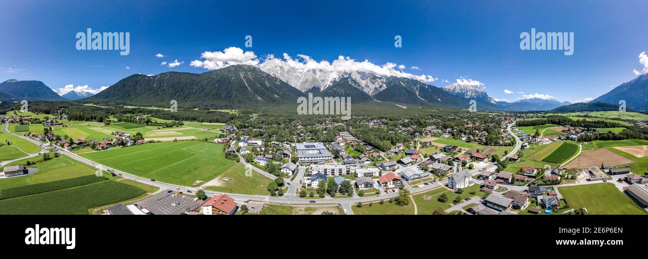 Panorama-Luftaufnahme der mieminger Bergkette im Obermiemental In Tirol Österreich Stockfoto