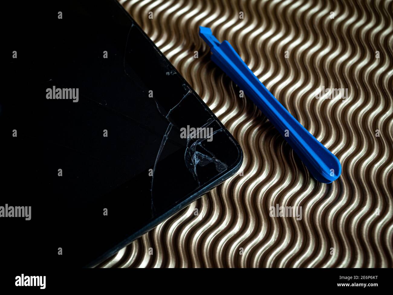 Gebrochene Tablette mit zertrümmerten Bildschirm und Werkzeug zu reparieren. Auf Grafik-Hintergrund. Stockfoto