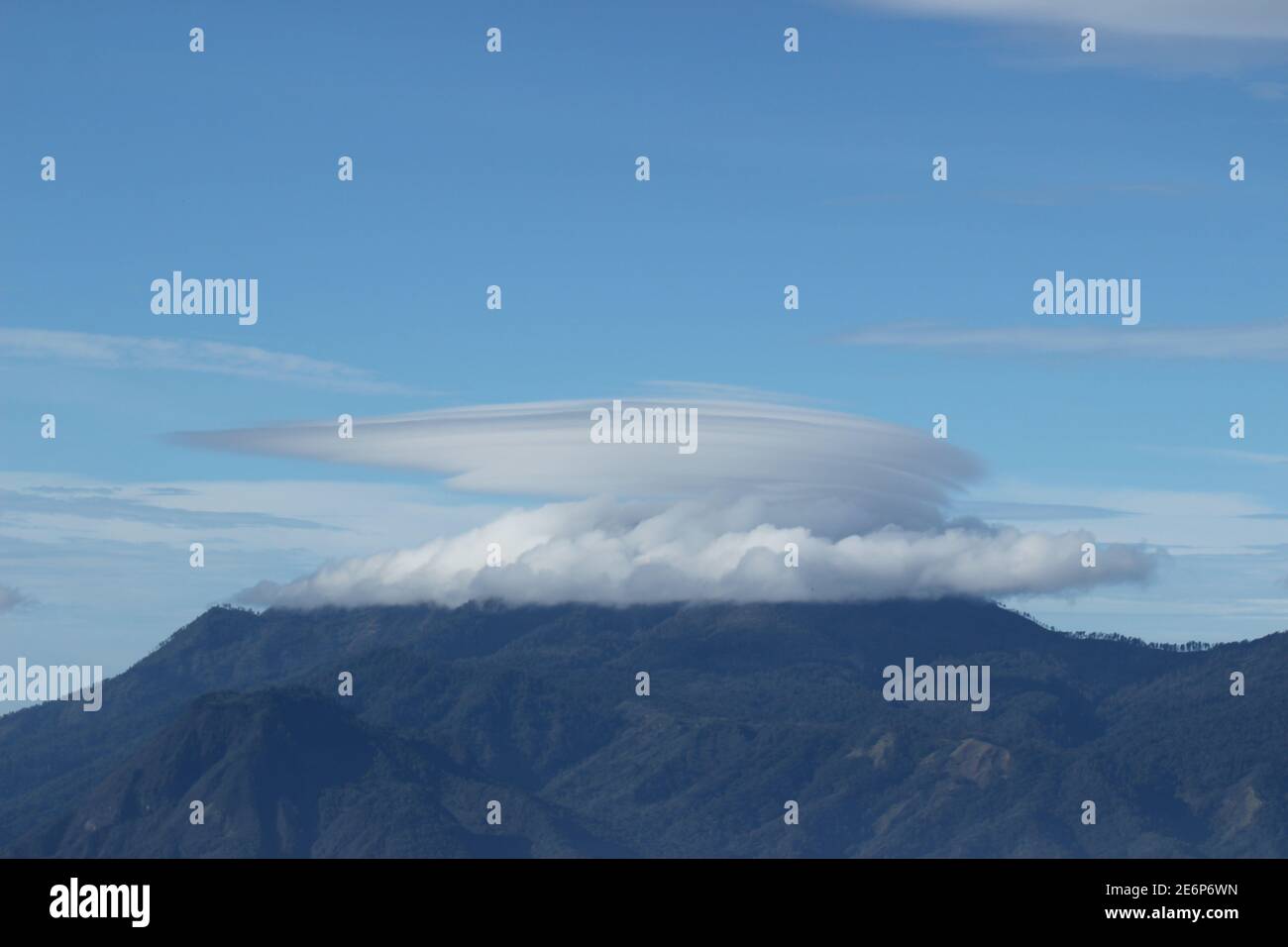 Das Phänomen der Netzwolken über dem Berg Arjuno in der Regenzeit. Linsenwolken sind stationäre Wolken, die sich in der Troposphäre in Perp bilden Stockfoto