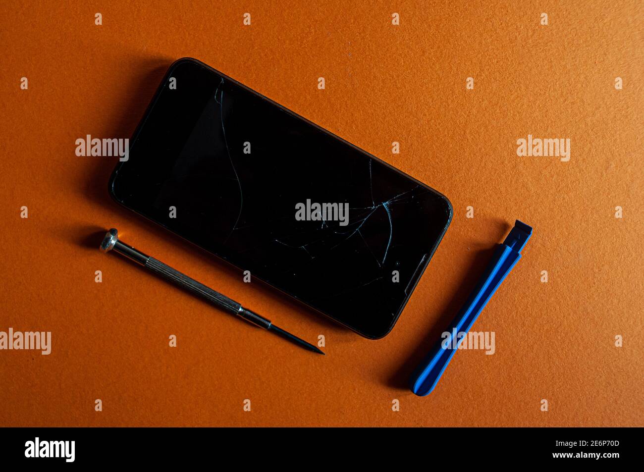 Smartphone mit defekten Bildschirm und Werkzeuge für die Reparatur. Helle Grafik-Bild. Stockfoto