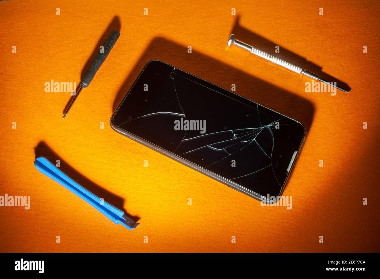 Smartphone mit defekten Bildschirm und Werkzeuge für die Reparatur. Helle Grafik-Bild. Stockfoto