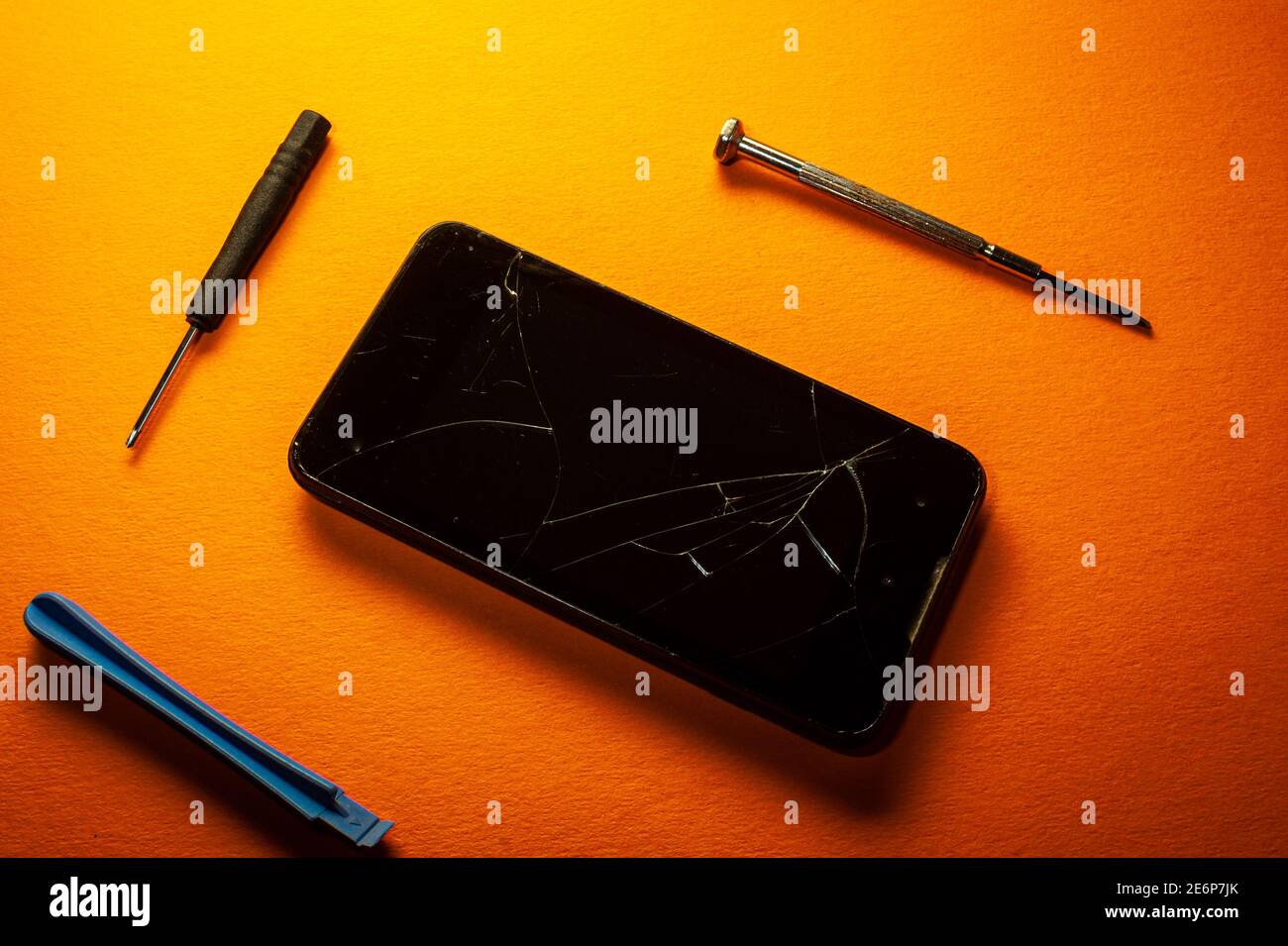 Smartphone mit defekten Bildschirm und Werkzeuge für die Reparatur. Helle Grafik-Bild. Stockfoto