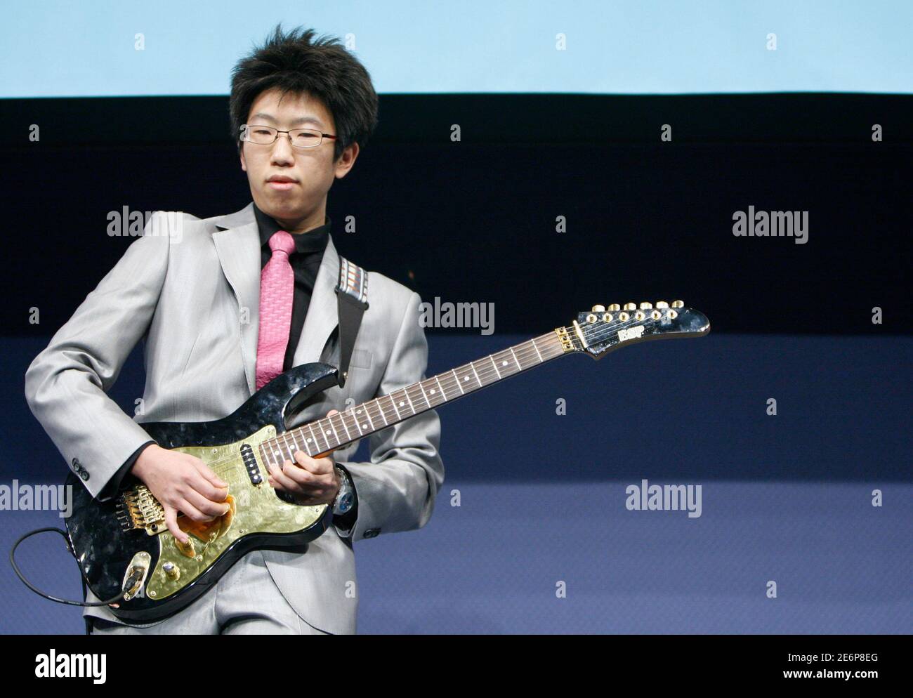 Lim Jeong-hyun spielt seine Gitarre bei einer Veranstaltung, bei der  Bürgergruppen eine Organisation gründen, um sich auf die diesjährigen  Präsidentschaftswahlen in Seoul am 30. Januar 2007 vorzubereiten. Der  südkoreanische Student Lim, 23,