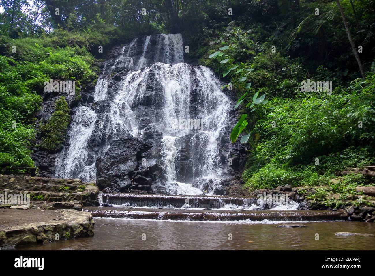 Watu Lumpang Wasserfall ist ein Touristenziel in Ost-Java. Niedrige und breite Wasserfall zwischen Klippen und Wildnis. Tropenwaldtourismus in der Wanderung Stockfoto