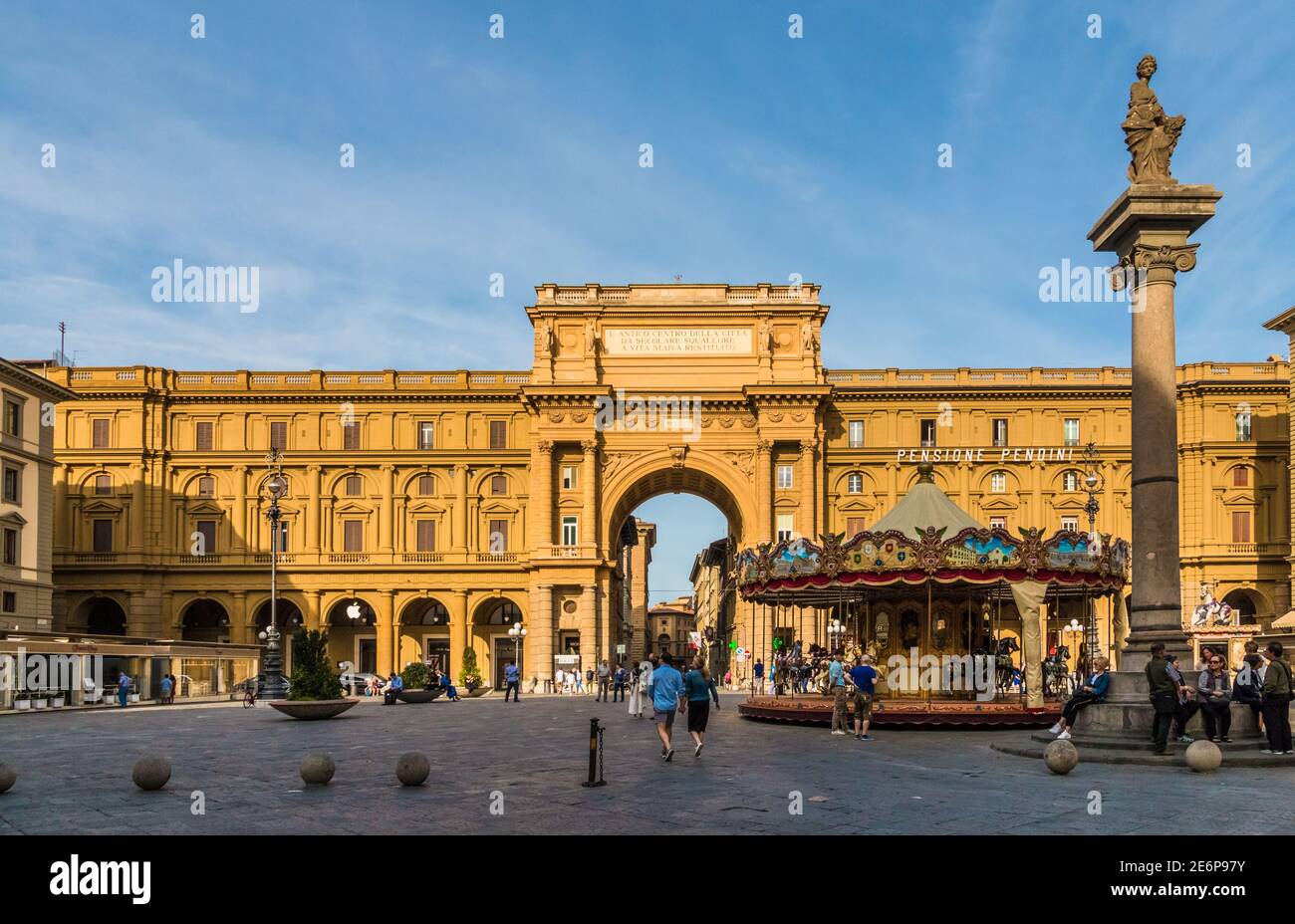 Panoramablick auf den Stadtplatz Piazza della Repubblica in Florenz mit den Säulengängen, dem Triumphbogen mit dem Namen Arcone und der Säule... Stockfoto