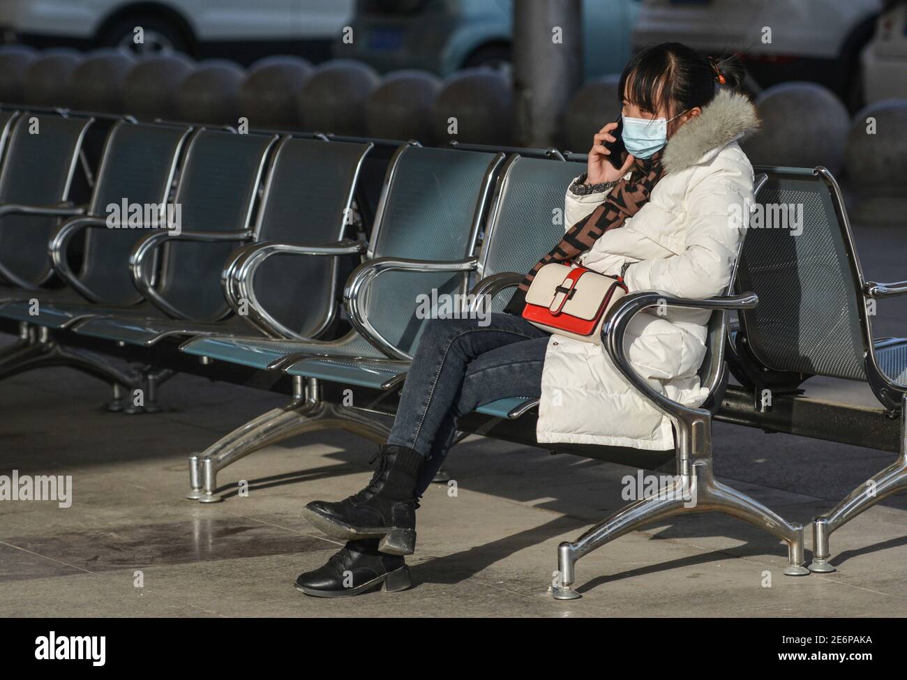 Fuyang, China. Januar 2021. Eine Fahrerin wartet am Telefon, bevor sie ihren Zug am Bahnhof von Fuyang nimmt.als die Reisestrequenz des Frühlingsfestes begann, haben die Transportunternehmen die Maßnahmen verschärft, um das Wiederaufleben von COVID-19 (Coronavirus) Fällen zu verhindern, indem sie die Gesichtsmask für alle Passagiere im Bahnhof obligatorisch machen. Rund 1.15 Milliarden Passagierfahrten wurden während der 40-tägigen Reiseansturm erwartet, ein Rückgang gegenüber dem Vorjahr von 20 Prozent und mehr als 60 Prozent weniger als im Jahr 2019 nach Angaben des Ministeriums. Kredit: SOPA Images Limited/Alamy Live Nachrichten Stockfoto