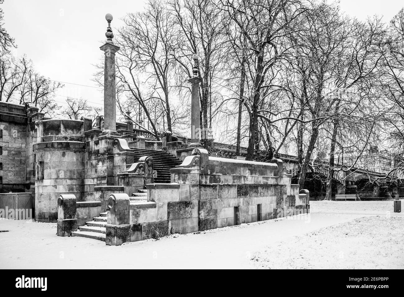 Historische Treppe der Legionsbrücke auf der Insel Strelecky in Prag, Tschechische Republik. Winterfotografie. Schwarzweiß-Bild. Stockfoto