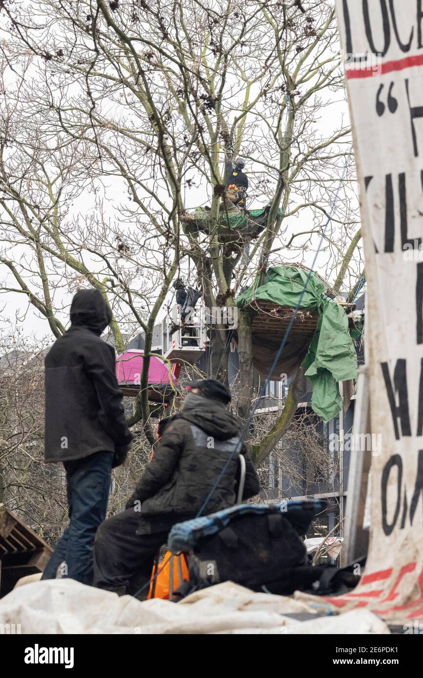Räumung von Stop HS2 Demonstranten vom Campingplatz in Euston Square Gardens, London, 27. Januar 2021. Demonstranten im Lager. Stockfoto