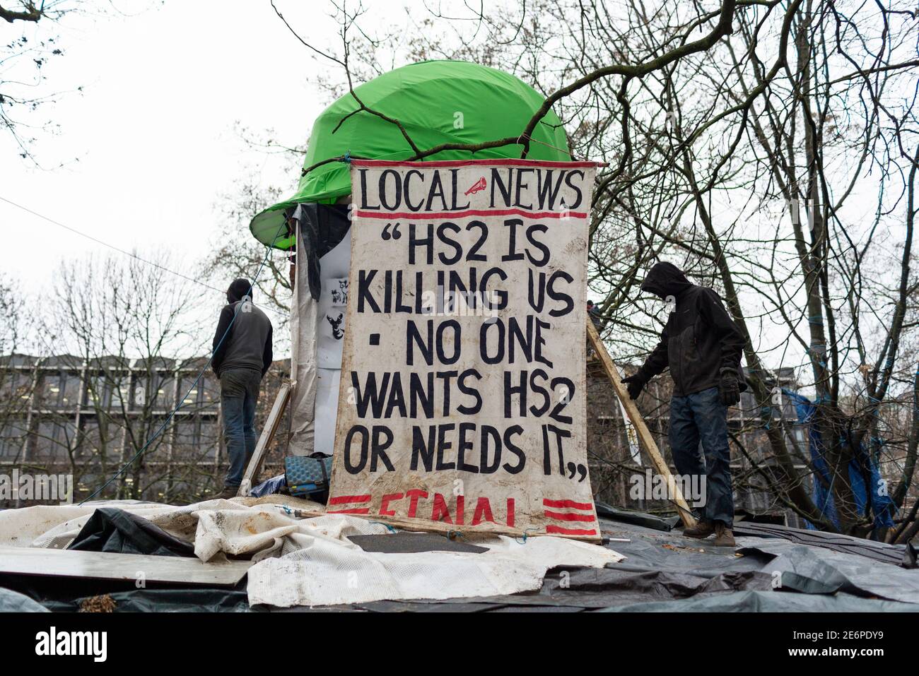 Räumung von Stop HS2 Demonstranten vom Campingplatz in Euston Square Gardens, London, 27. Januar 2021. Demonstranten stehen auf dem Dach der Hütte auf dem Campingplatz. Stockfoto