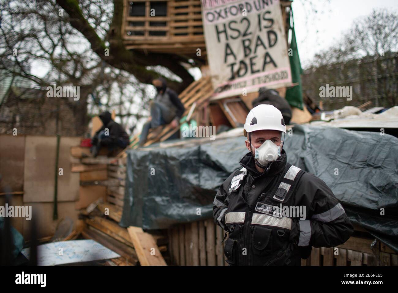 Räumung von Stop HS2 Demonstranten vom Campingplatz in Euston Square Gardens, London, 27. Januar 2021. Ein Mitglied des Räumungsteams steht außerhalb von proteste Stockfoto
