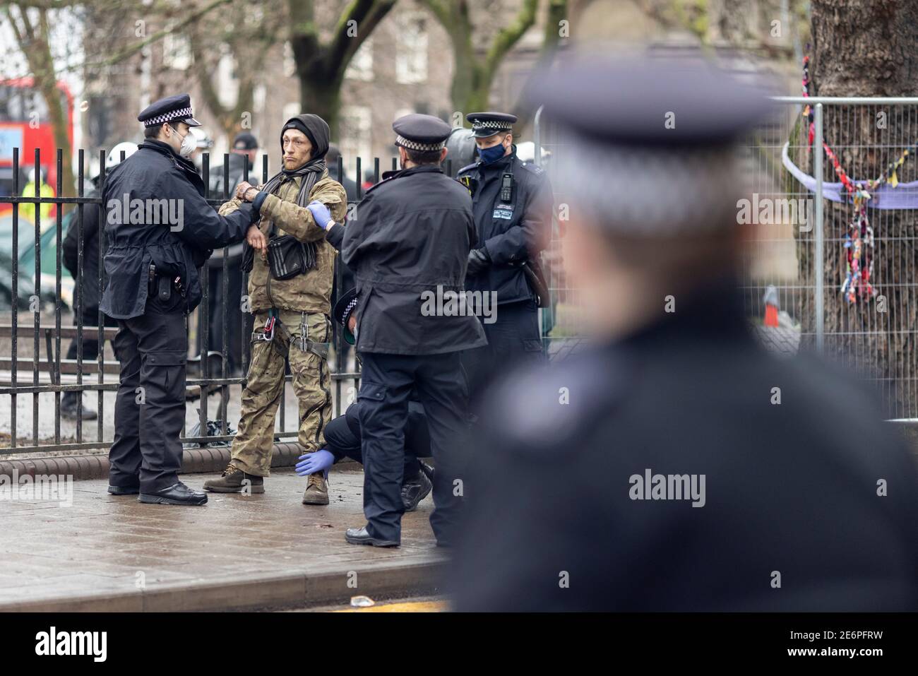 Räumung von Stop HS2 Demonstranten vom Campingplatz in Euston Square Gardens, London, 27. Januar 2021. Ein Protestler wird verhaftet, nachdem er aus dem Gefängnis gebracht wurde Stockfoto