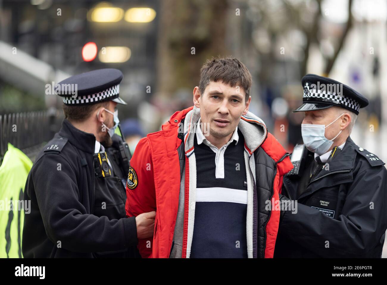 Räumung von Stop HS2 Demonstranten vom Campingplatz in Euston Square Gardens, London, 27. Januar 2021. Ein Mann wird außerhalb des Lagers verhaftet. Stockfoto
