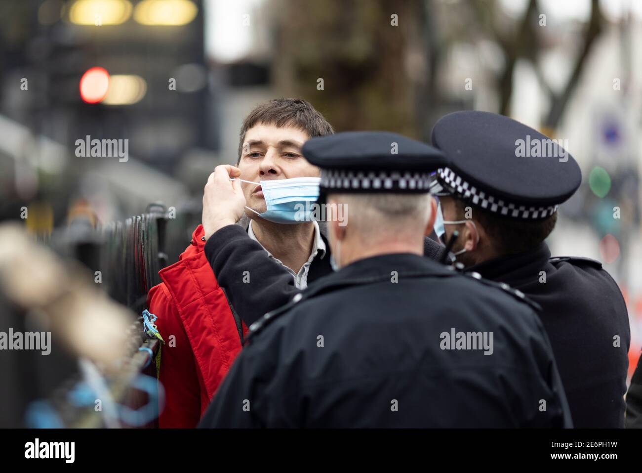 Räumung von Stop HS2 Demonstranten vom Campingplatz in Euston Square Gardens, London, 27. Januar 2021. Die Polizei legte Gesichtsmaske auf einen verhafteten Mann. Stockfoto